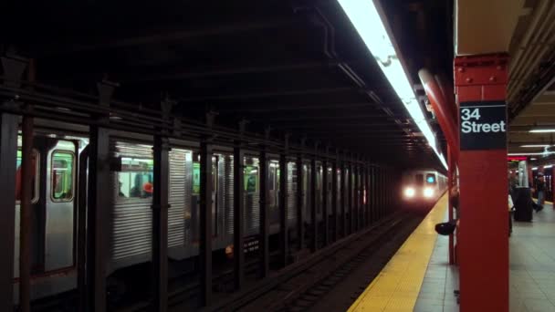 Een Trein Aankomen Het Station 34Th Street New York City — Stockvideo