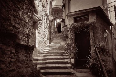 Cinque Terre, İtalya 'da tipik Riomaggiore sokak manzarası.