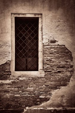 İtalya 'nın Venedik kentindeki tarihi binaların pencerelerine yakın çekim.