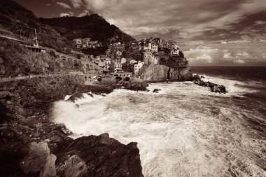 Manarola Akdeniz 'e tepeden bakan Cinque Terre, İtalya' da siyah beyaz binalar