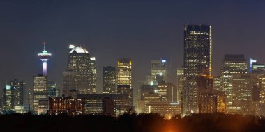 Geceleri Calgary Alberta, Kanada şehir panoraması.