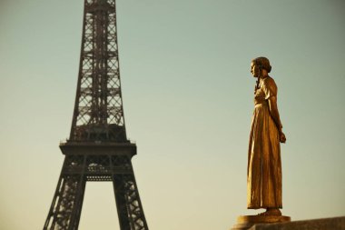 Eyfel Kulesi, Paris 'in ünlü şehir simgesi olarak heykeli.