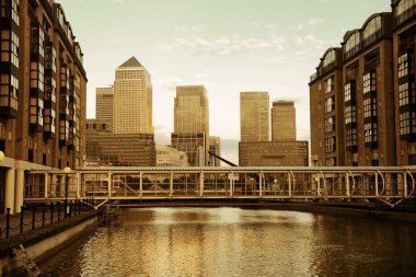 Gün batımında Londra 'daki Canary Wharf iş bölgesi. 