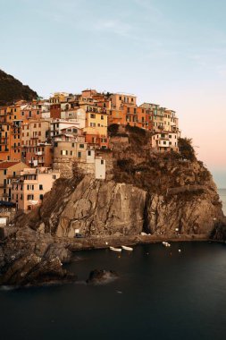 Manarola İtalya 'nın Cinque Terre kentindeki uçurumun üzerindeki binalarla Akdeniz' e tepeden bakıyor..