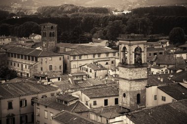 Lucca tarihi binaları İtalya 'nın yukarısından izlendi.