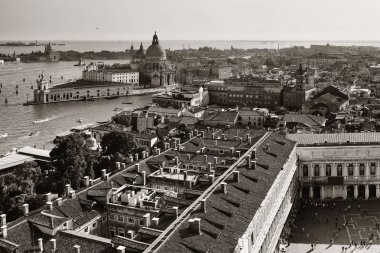 Venedik, İtalya 'daki Piazza San Marco' daki tarihi binaların çan kulesinden çatı manzarası.