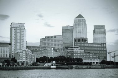 Londra 'daki Canary Wharf iş bölgesi siyah ve beyaz. 