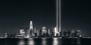 New York City şehir manzarası, gece panorama Hudson Nehri ve 11 Eylül anısına ışık üzerinde