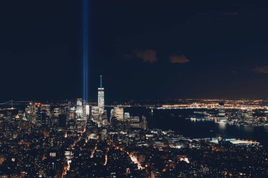 New York City şehir merkezi gökyüzü manzaralı 11 Eylül anma ışığı.