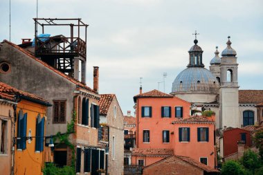 Venedik, İtalya 'daki eski binanın çatısı yakın çekim görüntüsü.