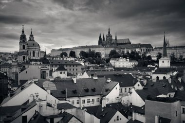 Prag, Çek Cumhuriyeti 'ndeki tarihi binalarla çatısı manzaralı.