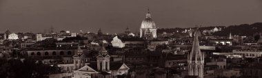 Geceleri İtalya 'da gökdeleni ve antik mimarisi olan Roma çatısı manzarası. 