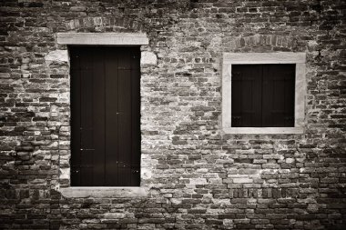 İtalya 'nın Venedik kentindeki tarihi binaların pencerelerine yakın çekim.