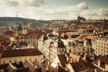 Prag, Çek Cumhuriyeti 'ndeki tarihi binalarla çatısı manzaralı.