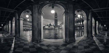 Koridor gece panorama görüntülemek, Piazza San Marco Venedik, İtalya.
