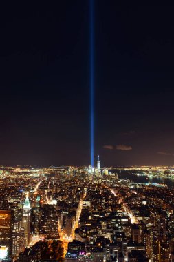 New York City şehir merkezi gökyüzü manzaralı 11 Eylül anma ışığı.