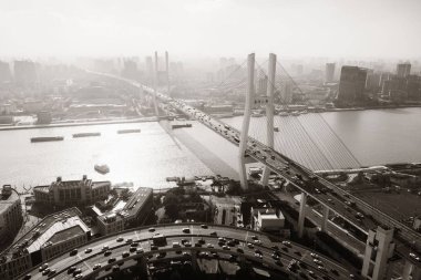 Çin 'de yoğun trafik varken Huangpu Nehri üzerindeki Şangay Nanpu Köprüsü.