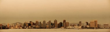 San Diego şehri gün batımında ufuk çizgisi ve koy