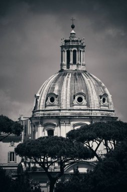 Tarihi binaların kalıntılarıyla Roma Forumu. İtalya.