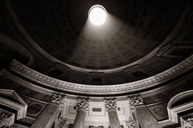 Roma, İtalya 'da Pantheon' un içinde ışık huzmesi var..