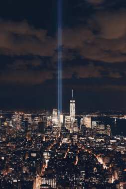 New York City şehir merkezi gökyüzü manzaralı 11 Eylül anma ışığı.