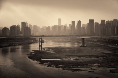 Chongqing 'de sisli bir günde köprü ve şehir binaları