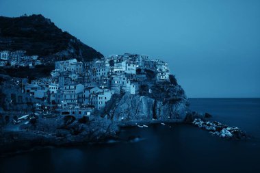 Manarola Akdeniz 'e tepeden bakan Cinque Terre' de gece yarısı binalar inşa etti..