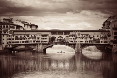 Ponte Vecchio Floransa 'daki Arno Nehri üzerinde İtalya siyah beyaz.