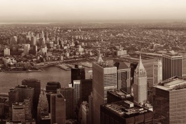 New York 'ta kentsel gökdelenlerle Manhattan şehir merkezi çatı manzarası