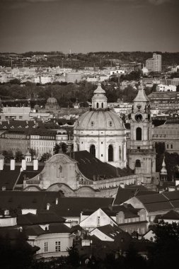 Prag Ufuk Çizgisi Çatı Manzarası Çek Cumhuriyeti 'nde kilise ve kubbe.