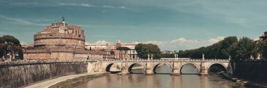İtalya 'dan Sant Angelo Kalesi Roma panoramik manzaralı ve Tiber Nehri üzerinde köprüsü var.