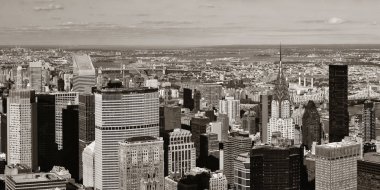 New York Şehri Manhattan doğu tarafı gökdelenleri ve Doğu Nehri 'nin siyah beyaz manzarası.