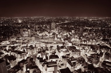 Tokyo kentsel gökdeleni gökdelen çatısı geceleyin, Japonya.