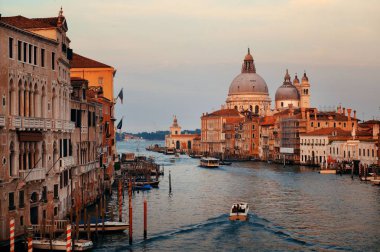 Santa Maria della Salute Kilisesi ve Büyük Kanal manzaralı tekne, Venedik, İtalya.