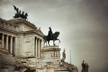 Ulusal Victor Emmanuel Anıtı II veya II. Vittoriano Piazza Venezia, Roma, İtalya 'da heykeli ile.