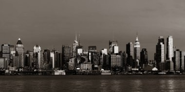 Manhattan şehir merkezi silüeti Hudson Nehri üzerindeki alacakaranlık panoramasında