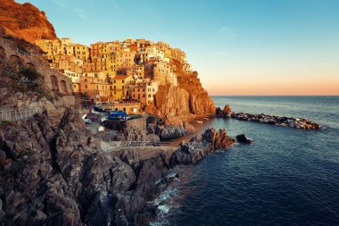 Manarola İtalya 'nın Cinque Terre kentindeki uçurumun üzerindeki binalarla Akdeniz' e tepeden bakıyor..
