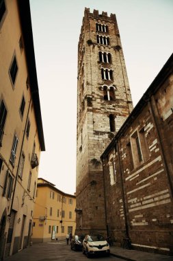 İtalya 'da çan kulesi olan Lucca caddesi manzarası