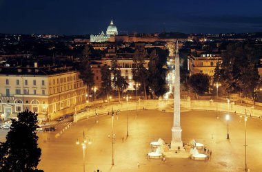 Piazza del Popolo adlı gece Roma, İtalya.