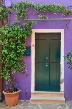 Burano renkli tarihi binalar. Venedik, İtalya.
