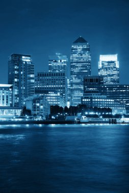 Londra 'daki Canary Wharf iş bölgesi Thames Nehri üzerinde gece. 