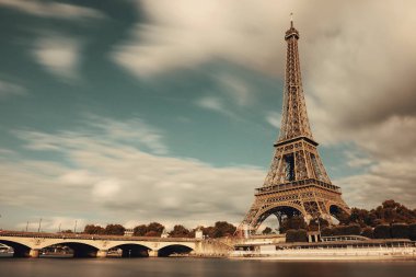 Paris, Fransa 'da Seine Nehri ve Eyfel Kulesi.
