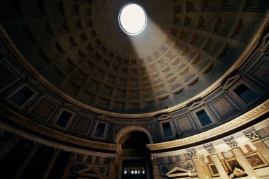 Roma, İtalya 'da Pantheon' un içinde ışık huzmesi var..