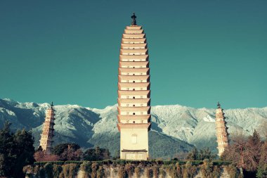 Dali 'nin eski bir kasabasında Cangshan Dağı, Yunnan, Çin' de karla kaplı antik bir tapınak..