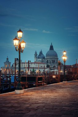 Lamba ve kilise Santa Maria della Salute gece Venedik, İtalya.