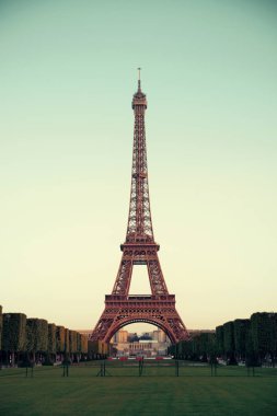 Paris 'in ünlü şehir simgesi olarak çimenli Eyfel Kulesi