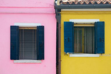 Burano rengarenk tarihi binalar. Venedik, İtalya.