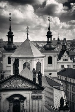 Prag, Çek Cumhuriyeti 'ndeki tarihi binalarla çatısı manzaralı.