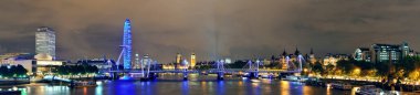 Thames Nehri gece Londra kentsel mimari ile.