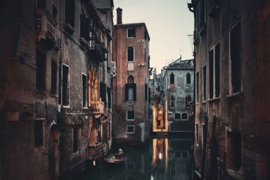 Venedik kanalı tarihi binalarla dolu. İtalya.